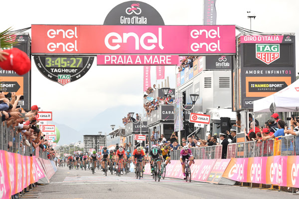 1ca2ea8d 828d 419a b6c5 fc6c88a65774 SAM BENNETT VINCE LA VOLATA DI PRAIA A MARE SIMON YATES ANCORA MAGLIA ROSA DEL GIRO DITALIA