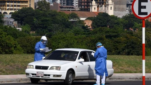 Las autoridades paraguayas ponen en cuarentena a las personas que pasan sus fronteras con Brasil.