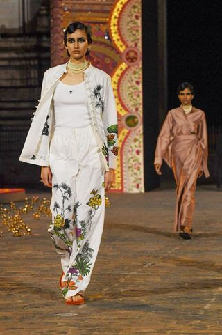 La sfilata Dior a Mumbai