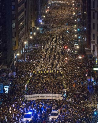 Vista aérea de la manifestación silenciosa hoy en Bilbao.-EFE