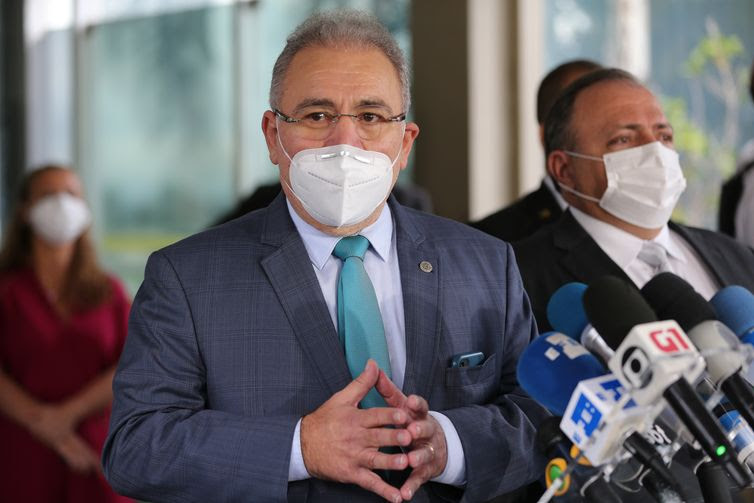 O médico cardiologista Marcelo Queiroga, indicado para ser o novo ministro da Saúde, e o atual ministro da Saúde, Eduardo Pazuello, falam à imprensa no ministério da Saúde.