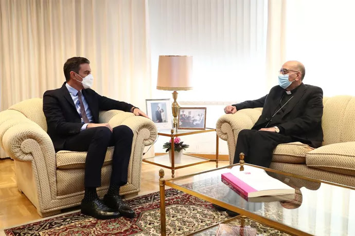 Encuentro entre Pedro Sánchez y el presidente de la Conferencia Episcopal. POOL MONCLOA / FERNANDO CALVO