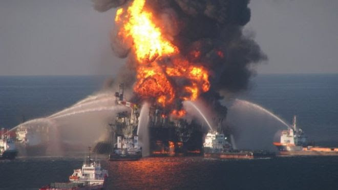 Equipes tentam apagar incêndio na plataforma Deepwater Horizon em 2010