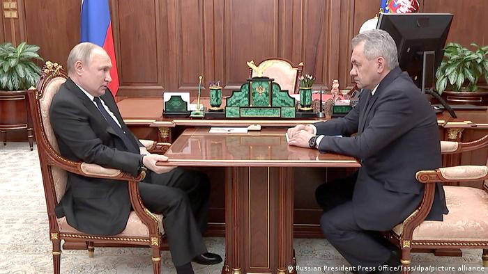 El presidente de Rusia, Vladimir Putin, con el ministro de Defensa, Serguei Shoigu. (21.04.2022).