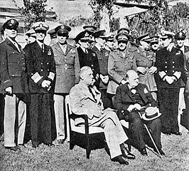 Zittend: president Roosevelt, eerste minister Churchill. Staand eerste rij, links naar rechts: generaal Arnold, admiraal King, generaal Marshall, admiraal Pound, luchtmaarschalk Portal, generaal Alan Brooke, veldmaarschalk Dill en admiraal Mountbatten.