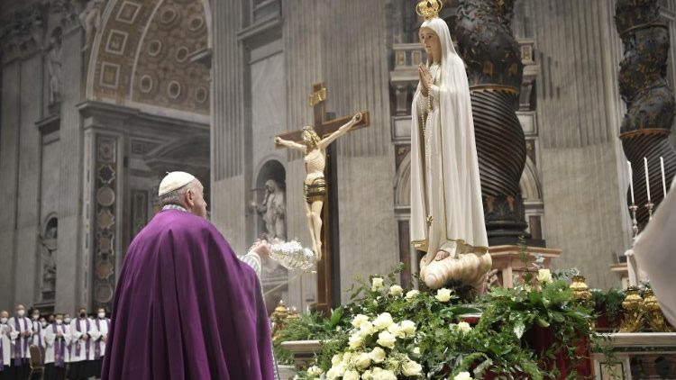 Il Papa durante l'atto di Consacrazione al Cuore Immacolato di Maria dell'umanità, in particolare di Russia e Ucraina