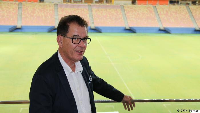 Gerd Müller, ministro alemão do Desenvolvimento, em estádio de Manaus durante visita à cidade
