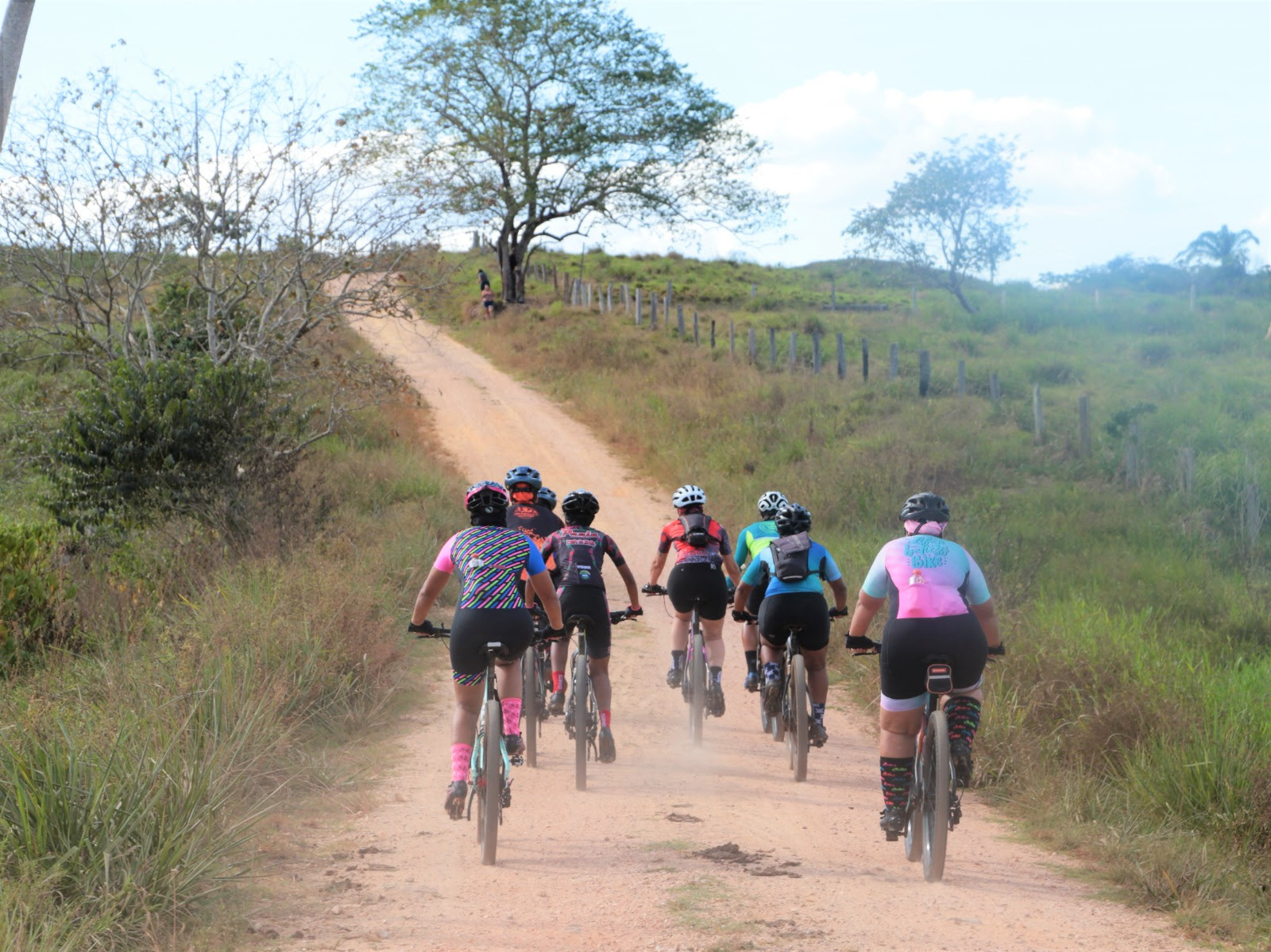 A prova contou com um percurso total de 33 km de muitas subidas e descidas, somando 30 km de estradas de chão e três de pavimentadas, com uma temperatura de 35º C e sensação térmica de 37ºC