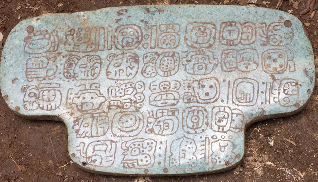 El aspecto más importante de la joya, dice Braswell, es un texto histórico de 30 jeroglíficos en su parte posterior, un mensaje privado visto por el rey que la portaba. El aspecto más importante de la joya, dice Braswell, es un texto histórico de 30 jeroglíficos en su parte posterior, un mensaje privado visto por el rey que la portaba.