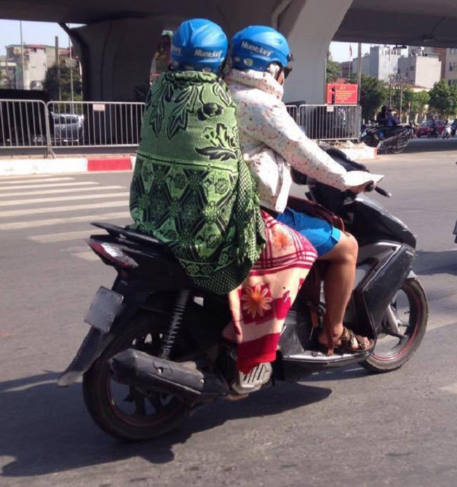 Ngược lại, vì nắng quá, một số người không ngại khoác chăn ra đường.
