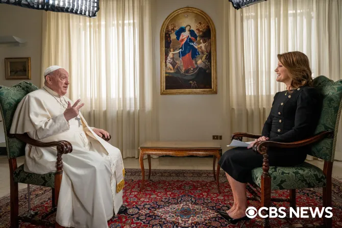 Trong cuộc phỏng vấn với Norah O'Donnell của chương trình 60 Minutes, phát sóng vào Chúa nhật tuần này, Đức Thánh Cha Phanxicô đã hướng đến “những người chỉ trích bảo thủ” của ngài ở Hoa Kỳ (Ảnh: CBS News / Adam Verdugo)