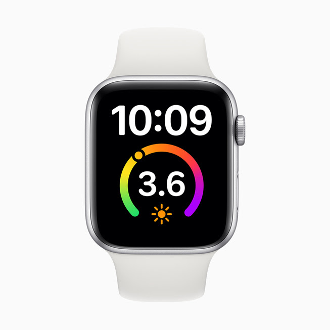 Apple Watch Series 5 螢幕中顯⽰的「⼤字體」錶⾯。