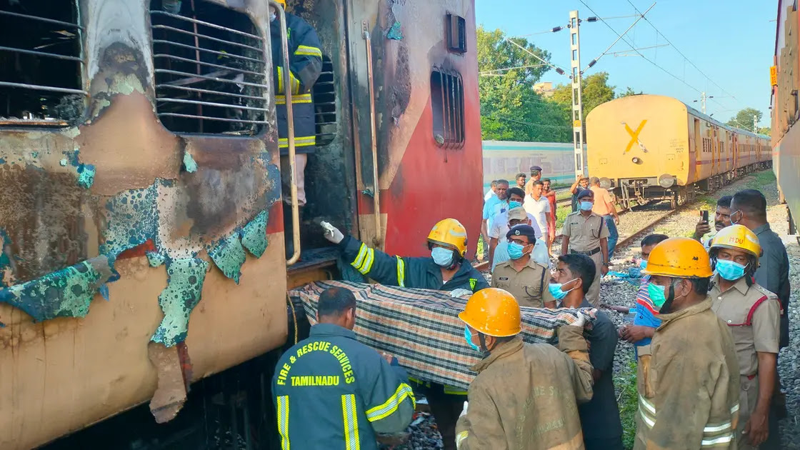 شاهد بسبب إصرار أحد الركاب على تحضير الشاي.. حريق يشب في قطار بالهند ويخلف 9 قتلى