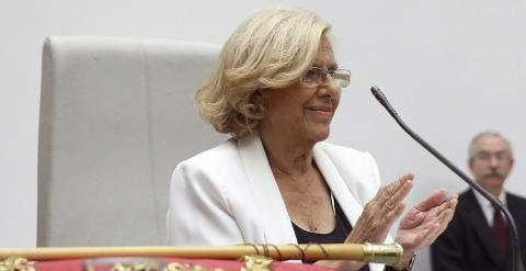 Manuela Carmena, cabeza de lista de Ahora Madrid al Ayuntamiento de la capital de España, aplaude tras haber sido proclamada nueva alcaldesa de la ciudad. EFE/Chema Moya