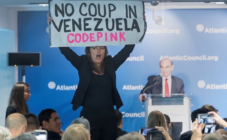 "Guaidó no fue elegido por nadie": activista interrumpe discurso de Elliott Abrams sobre Venezuela: