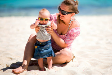 Con tu bebé a la playa: qué llevar, consejos y precauciones para evitar riesgos