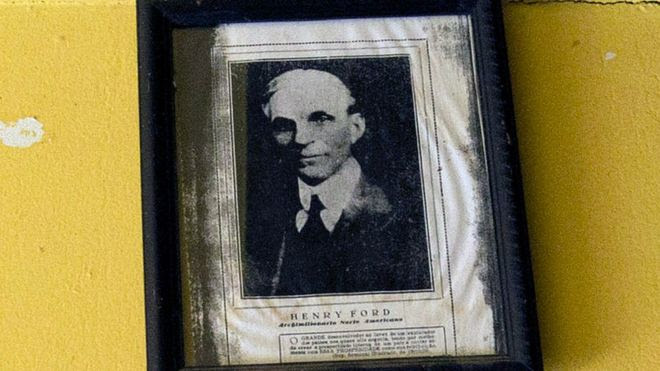 Retrato de Henry Ford pendurado na Fordlândia
