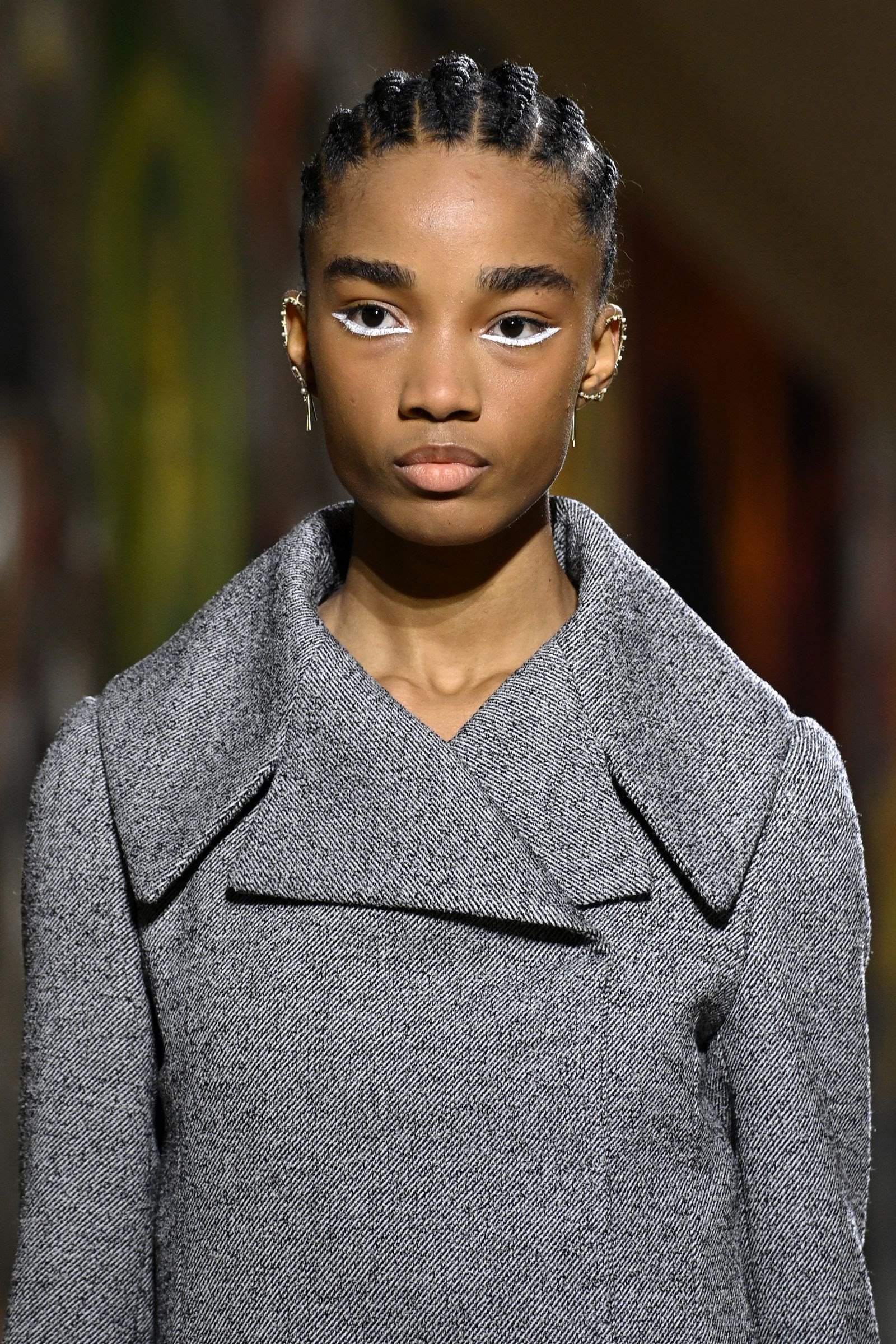 modelo con delineador blanco dior