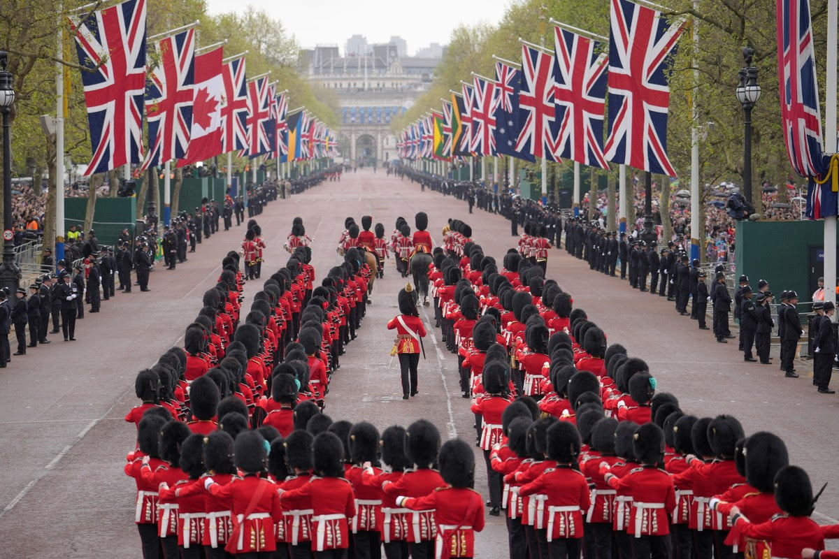 Vệ binh diễu hành trên Trung tâm thương mại để chuẩn bị cho lễ đăng quang của Vua Charles III của Anh tại London vào Thứ Bảy, ngày 6 tháng 5 năm 2023. (Ảnh AP / Vadim Ghirda)