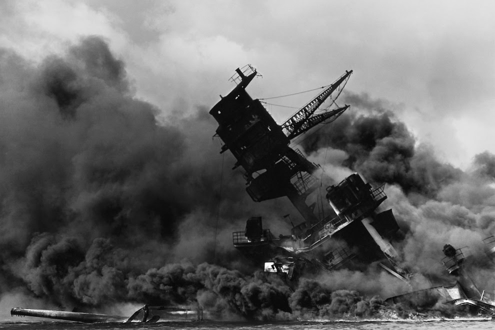El acorazado USS Arizona se hunde durante el ataque japonés a la base estadounidense de Pearl Harbor, el 7 de diciembre de 1941.