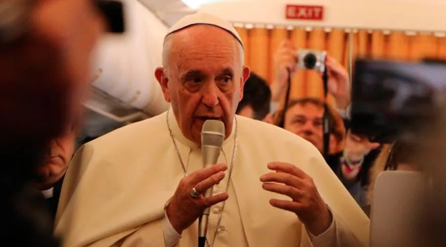 ¿La Iglesia debe pedir perdón a los gays? No solo a ellos, responde el Papa Francisco
