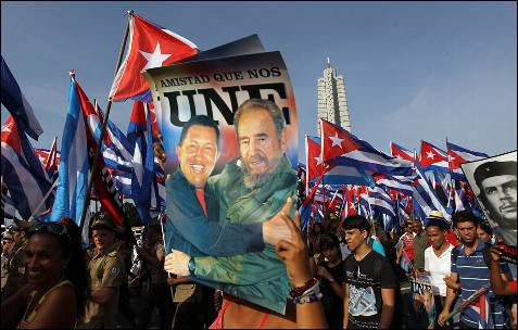 Miles de personas participan con pancartas y afiches hoy, jueves 1 de mayo de 2014, en el desfile por el Día Internacional de los Trabajadores en la Plaza de la Revolución de La Habana (Cuba).