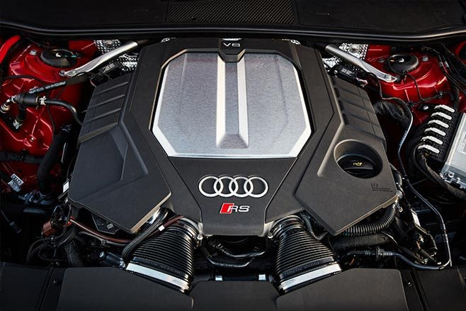 2020 Audi RS6 Avant V8 engine