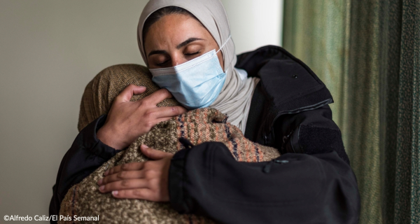 Enfermero de MSF y Raghda, paciente