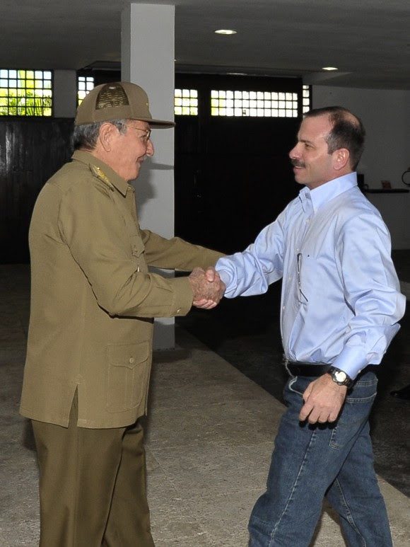El Presidente cubano Raúl Castro recibe al Héroe antiterrorista Fernándo González Llort. Foto: Estudios Revolución