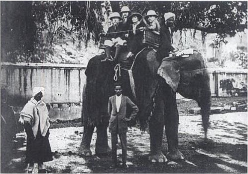 La familia Roerich en India en 1923