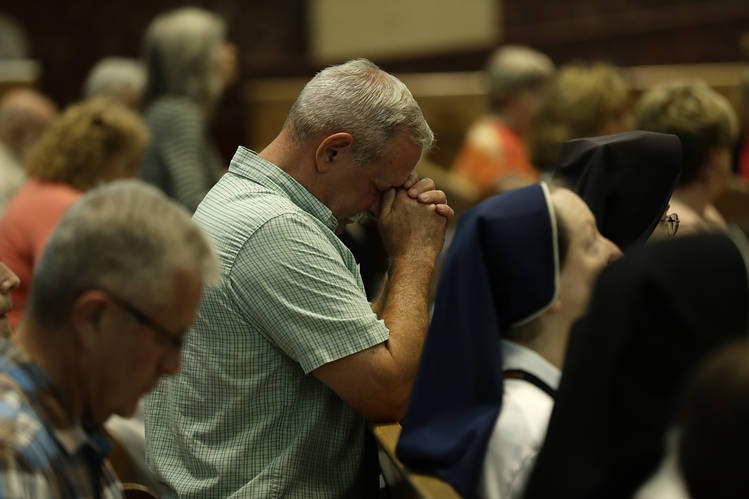 Los españoles no confían en la iglesia y apoyan la separación creencias - estado