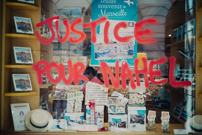 Op een raam van een winkel in Marseille is tijdens rellen een boodschap gespoten.