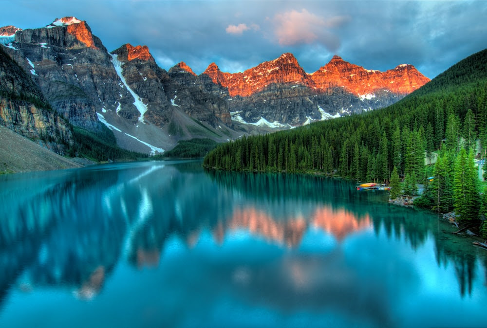 fond d'écran plan d'eau calme et montagnes