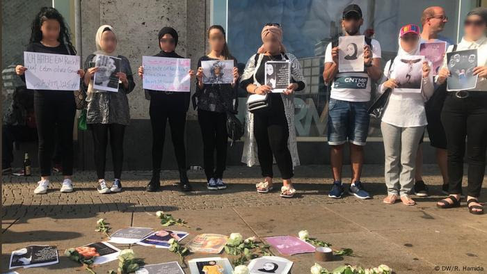 Women in Berlin holding up signs as they demonstrate in solidarity over the killing of Israa Ghrayeb (DW/R. Hamida) Women in Berlin holding up signs as they demonstrate in solidarity over the killing of Israa Ghrayeb (DW/R. Hamida)