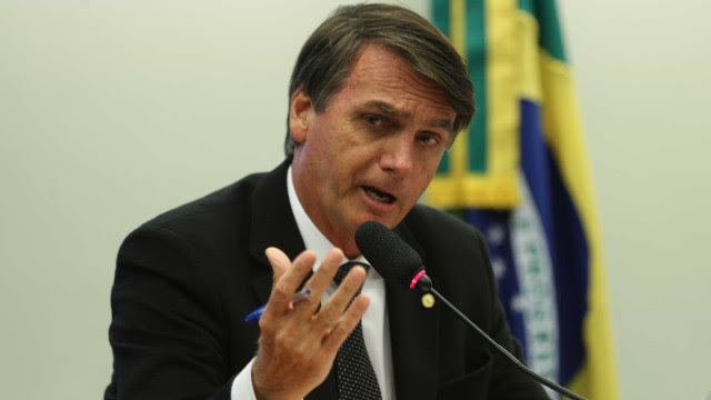 Após falar de câncer de pele, Bolsonaro acusa imprensa de fake news