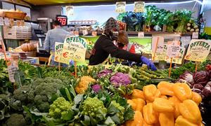 Италия - страна с развитым агропродовольственным сектором. На фото: овощной рынок в Риме. 