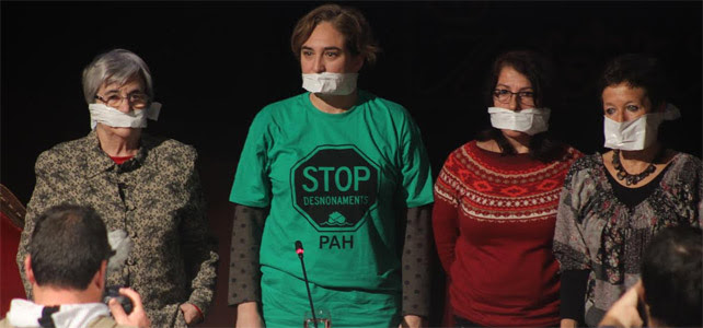 Miren Etxezarreta, Ada Colau, Mari García y Nines Maestro protestan con la 'ley mordaza' en el acto de presentación de 'Las Marchas de la Dignidad'.