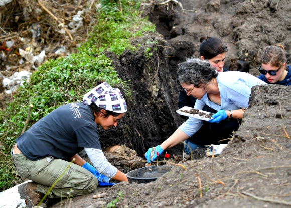 Arqueólogos trabajan en el campo del Batallón N° 13 donde encontraron restos de una persona. Foto: AFP