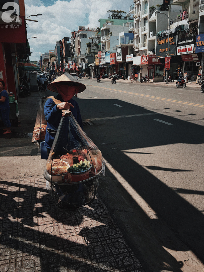 Gánh bánh mì ngon nhất Sài Gòn, 30 năm tuổi vẫn làm bao người say đắm: Không địa chỉ cố định, ngày bán 300 ổ, mỗi ổ chỉ 12 ngàn - Ảnh 10.