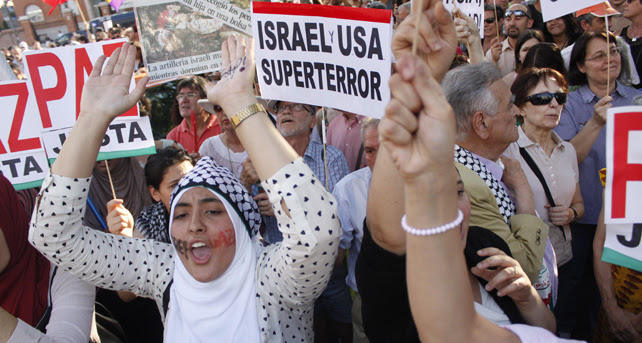 Una joven protesta frente a la embajada israelí en Madrid contra los ataques en Gaza.