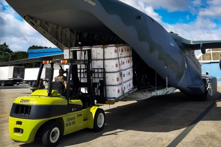 Divulgação/Ministério da Defesa Hoje (18/01), um KC-390 Millennium da #FAB decolou às 10h08 de Guarulhos/SP com destino a Goiânia/GO transportando carga das vacinas para combate à COVID-19.