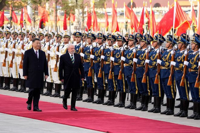 Lula caminha ao lado de Xi Jinping