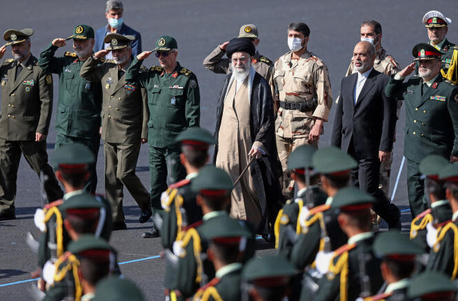 Photo fournie par le bureau du Guide suprême de l’Iran, l’Ayatollah Ali Khamenei, le montrant assistant à une cérémonie de remise de diplômes aux cadets des académies des forces armées, à Téhéran, le 3 octobre 2022.