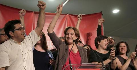 Ada Colau, Gerardo Pisarello y los otros dirigentes de Barcelona en Comú celebran su victoria en las municipales de Barcelona. ALBERTO ESTÉVEZ / EFE
