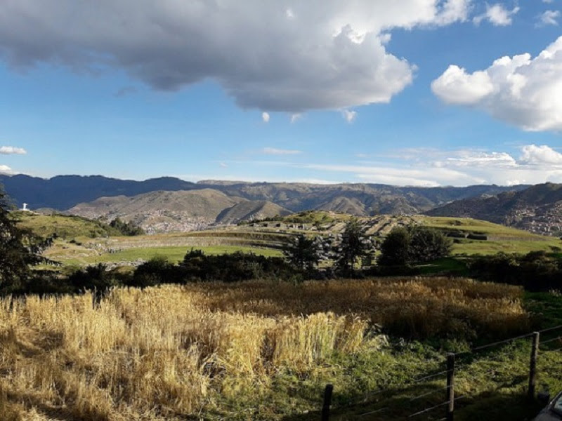 Uno de los valles de Cusco, en Perú, en el área de Machu Picchu, en donde la deforestación en sus montañas es visible. El retorno a los cultivos tradicionales es una de las respuestas para mitigar el impacto del cambio climático en la agricultura, indican los expertos. Crédito: Fabiana Frayssinet/IPS