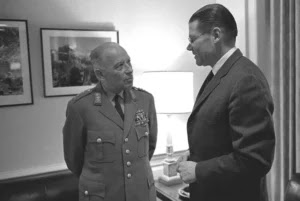 Heusinger con McNamara, secretario de Defensa