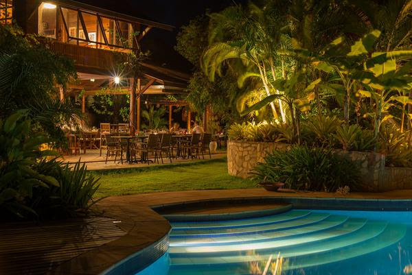 Piscina e restaurante da Pousada Mangabeiras à noite (Divulgação)