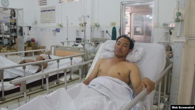 Ngư dân bị thương Nguyễn Hùng Cường trong bệnh viện tỉnh Kiên Giang. (Ảnh chụp từ trang web của báo Thanh Niên online).