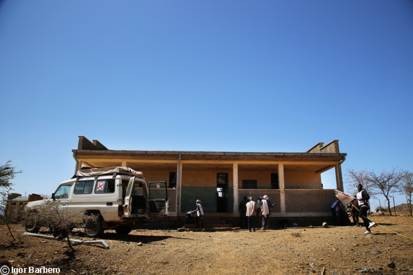 Un equipo móvil de MSF se prepara para dirigir una clínica móvil en el pueblo de Adiftaw, en la región de Tigray, en el norte de Etiopía, cerca de la frontera con Eritrea.