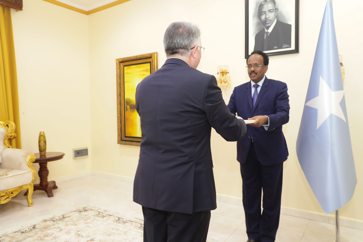 Madaxweyne Farmaajo oo warqadaha ka gudoomay safiirka cusub ee TURKEY Cali Ducale-1